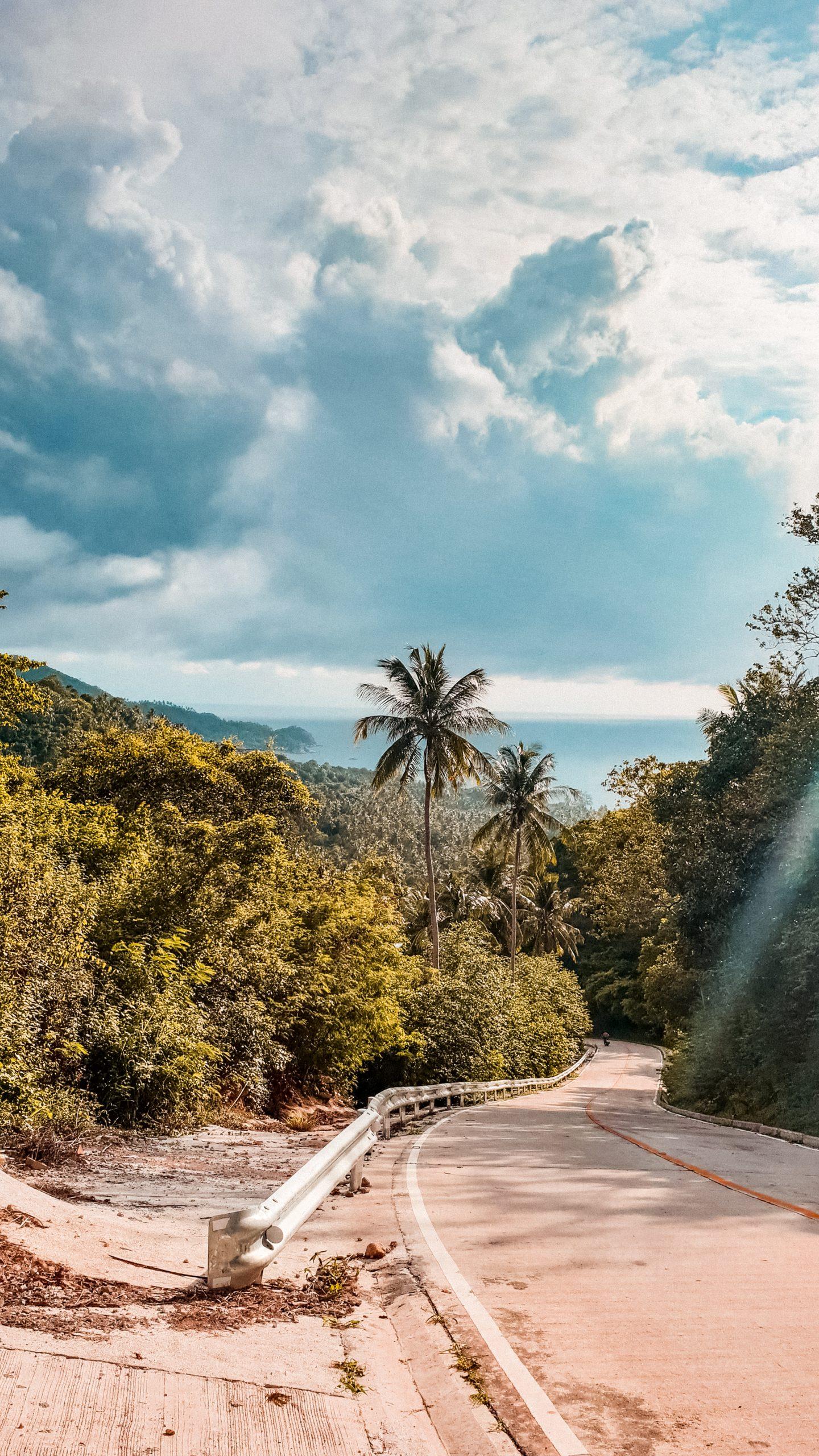 Eine Straße auf Koh Phangan in Thailand