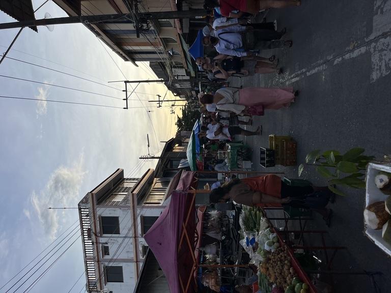 Walking Street mit Food Stalls am Thong Sala Pier Nachtmarkt