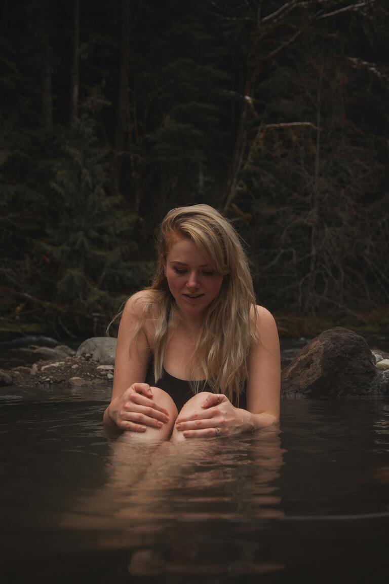 Mädchen in der Sai Ngam hot spring in Pai