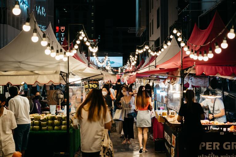 Nachtmarkt in bangkok mit Ständen