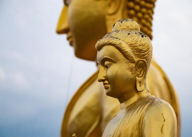 Eine goldene Statur im Tiger Cave Temple in Ao Nang