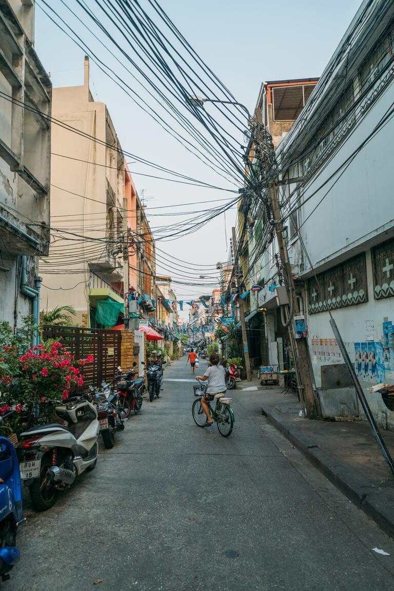 Fahrradfahrer in den Straßen von Bangkok